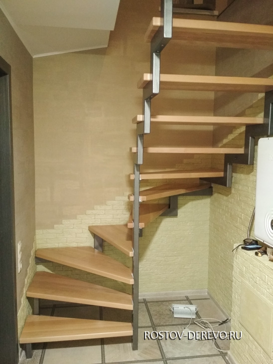 Лестница со ступенями из бука после монтажа на металлическом каркасе