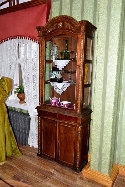 Шкаф-витрина ручной работы. Конец 19 века