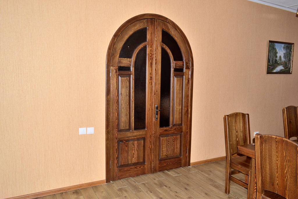 арочная дверь из сосны в стиле кантри