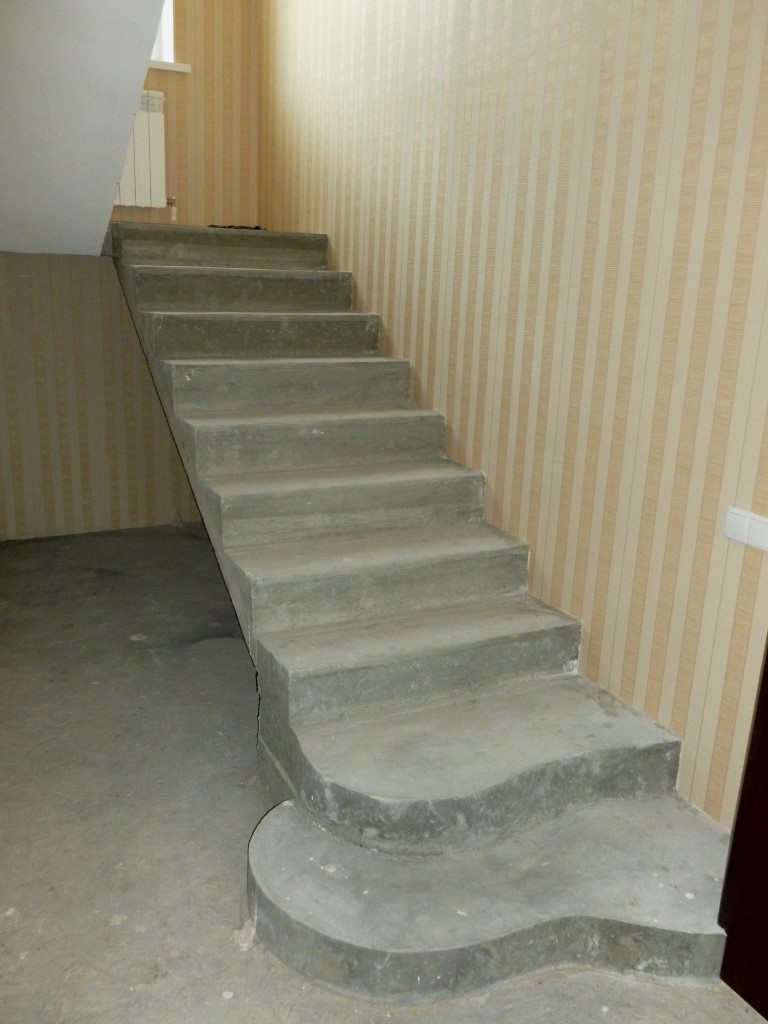 бетонная лестница перед отделкой