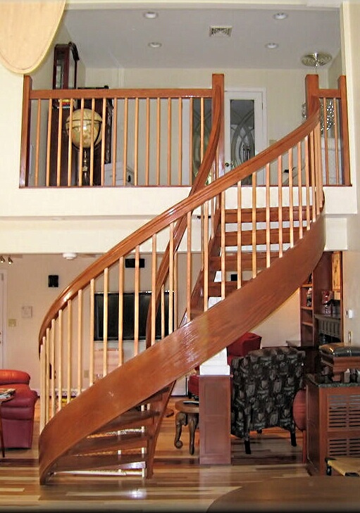 Винтовая лестница с деревянными тетивами