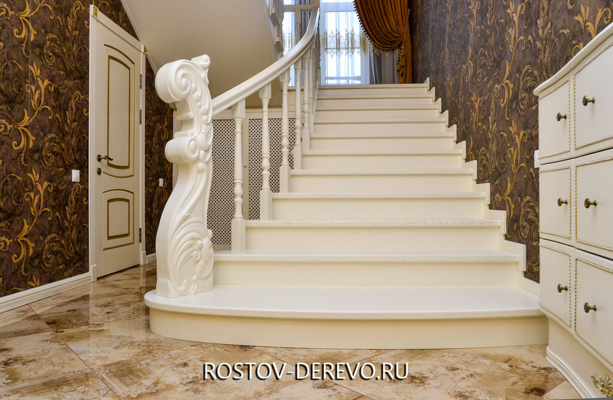 деревянная белая лестница