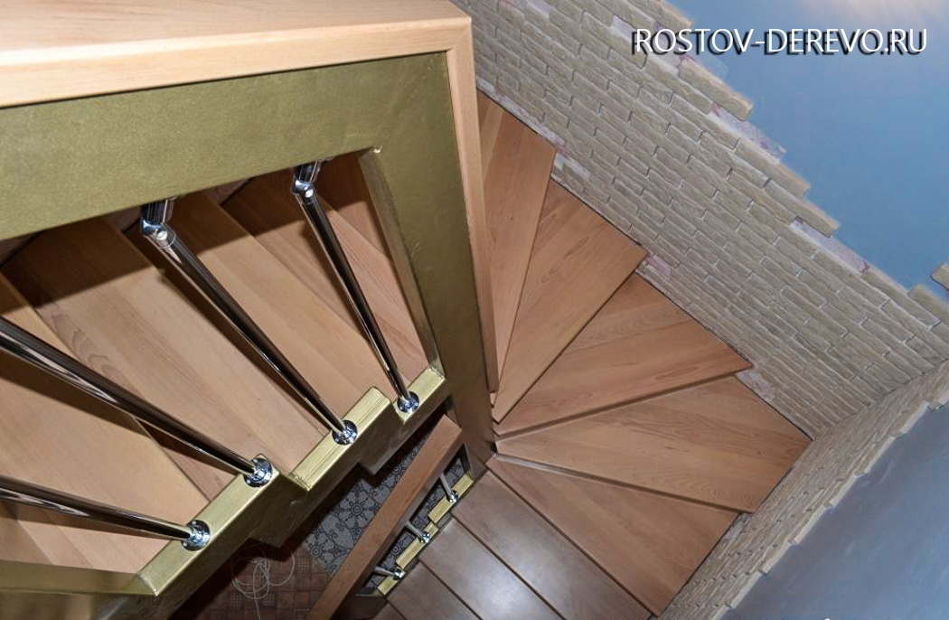 лестница из металла с деревянными забежными ступенями 
