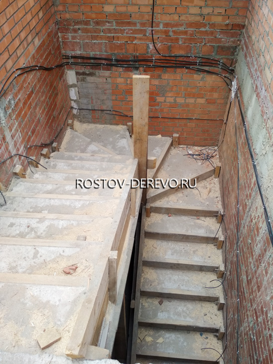 черновая бетонная лестница в селе Самарское, Азовский район