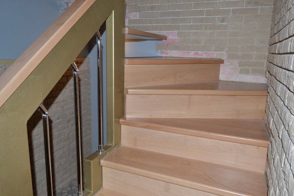 Лестница комбинированная с забежными ступенями в квартире