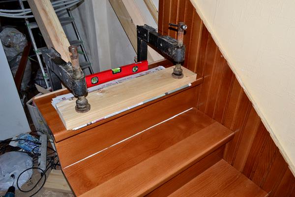 Монтаж деревянной лестницы на заказ