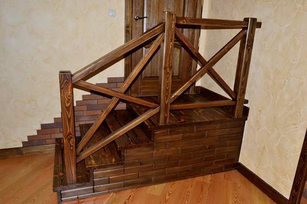 лестница из сосны в деревенском стиле