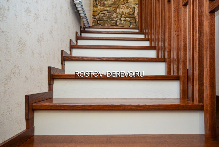 Элементы деревянной лестницы крупным планом