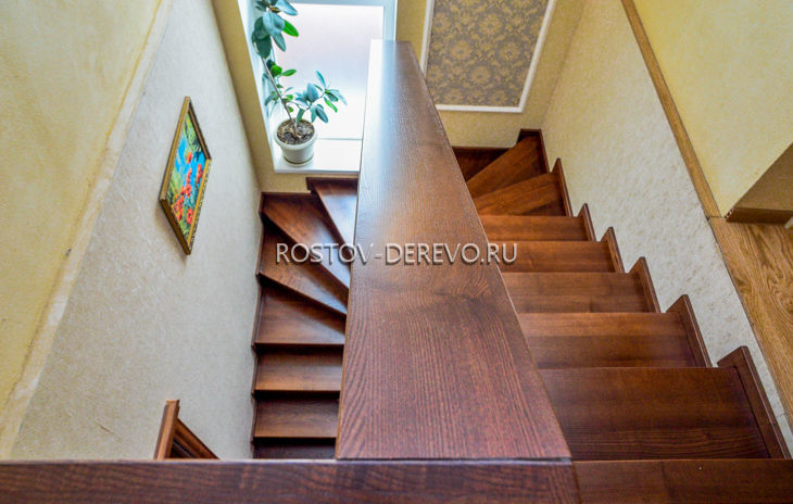 деревянная лестница на бетоне из ясеня вид с верху