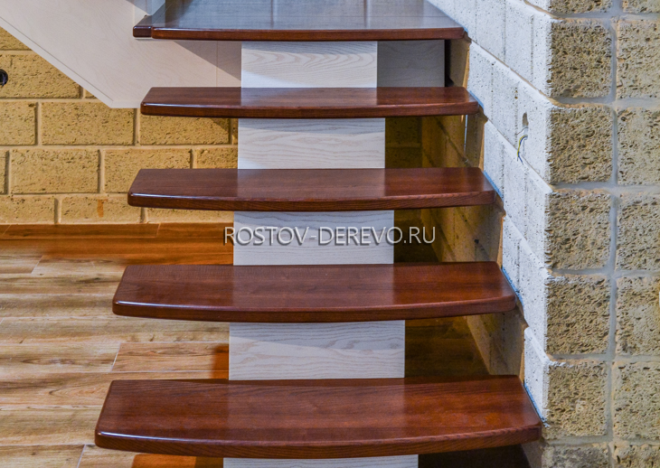 деревянная лестница на центральном косоуре с площадкой