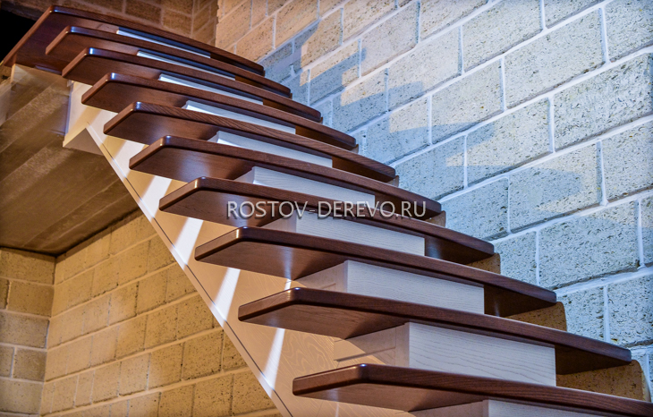красивая деревянная лестница на центральном косоуре