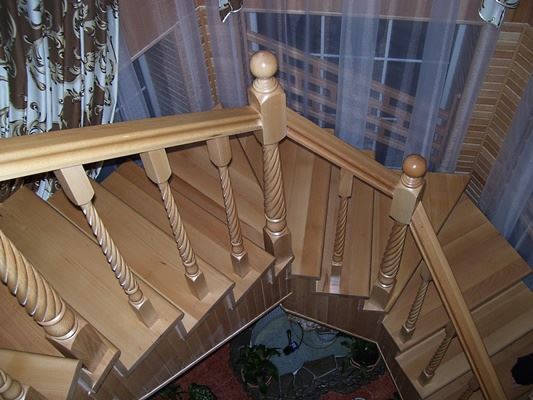 лестница из массива бука в доме