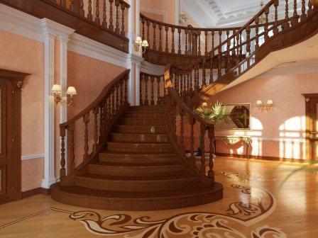 красивая деревянная лестница в доме