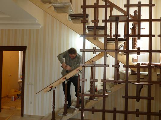 изготовление и монтаж лестницы из ясеня