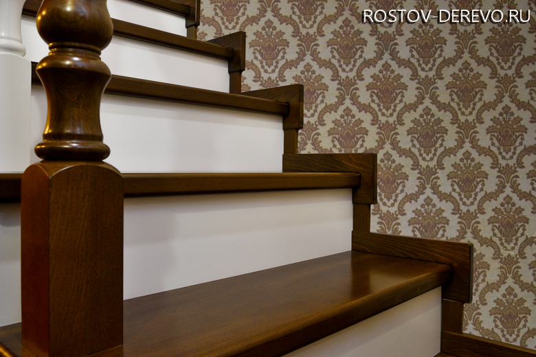 деревянная лестница с белыми подступеньками